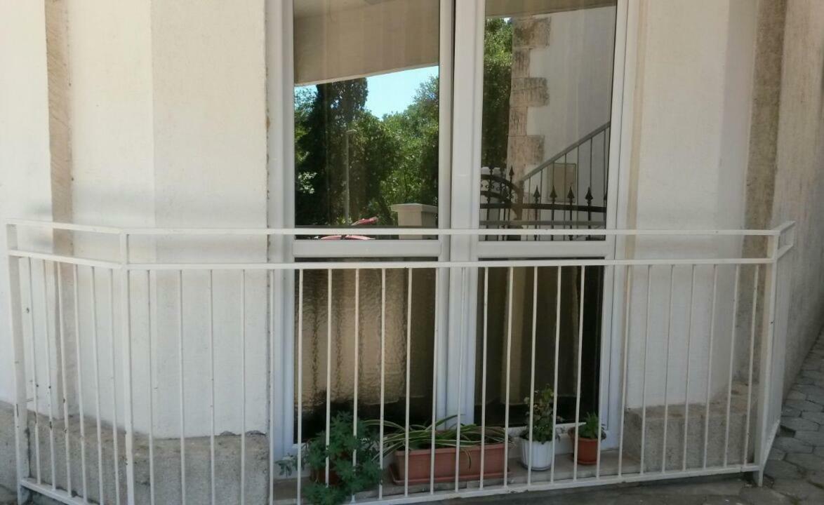 Apartman Roza أوميس المظهر الخارجي الصورة